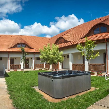 Szabolcs Vezér Panzió Bed and Breakfast Esterno foto