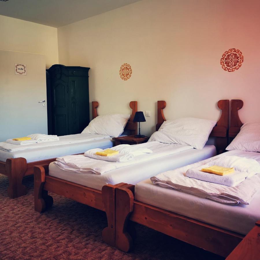 Szabolcs Vezér Panzió Bed and Breakfast Esterno foto