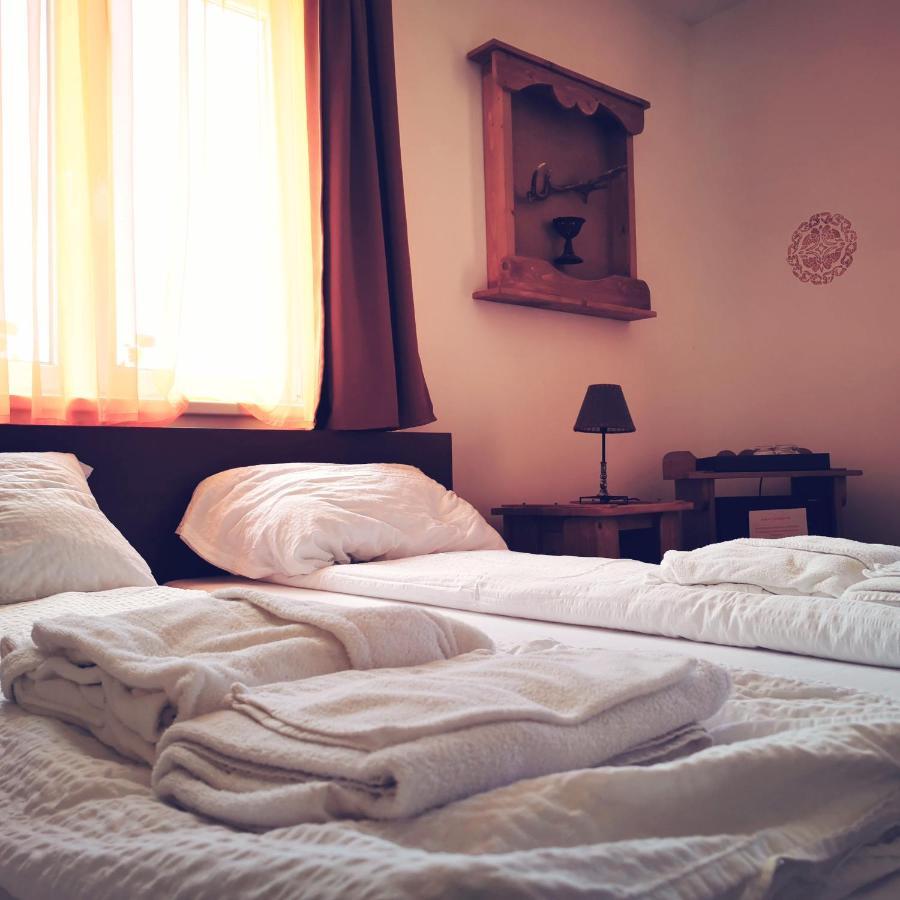 Szabolcs Vezér Panzió Bed and Breakfast Esterno foto