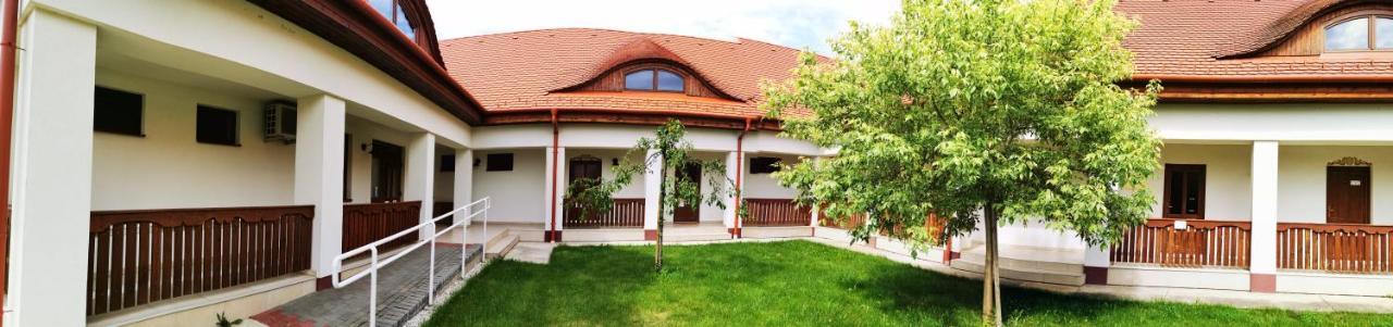 Szabolcs Vezér Panzió Bed and Breakfast Esterno foto