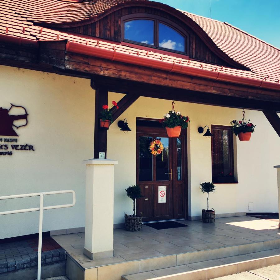 Szabolcs Vezér Panzió Bed and Breakfast Esterno foto
