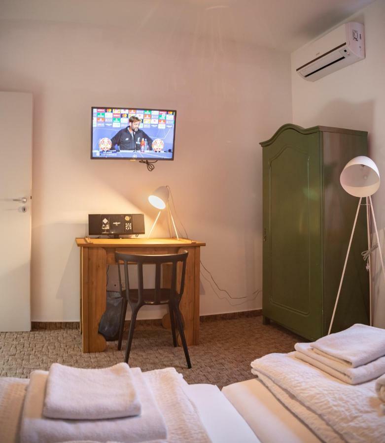 Szabolcs Vezér Panzió Bed and Breakfast Esterno foto