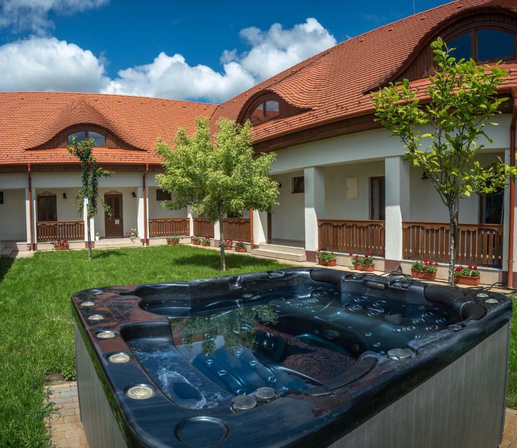 Szabolcs Vezér Panzió Bed and Breakfast Esterno foto