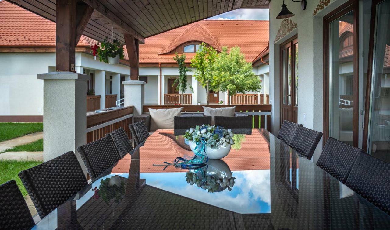 Szabolcs Vezér Panzió Bed and Breakfast Esterno foto