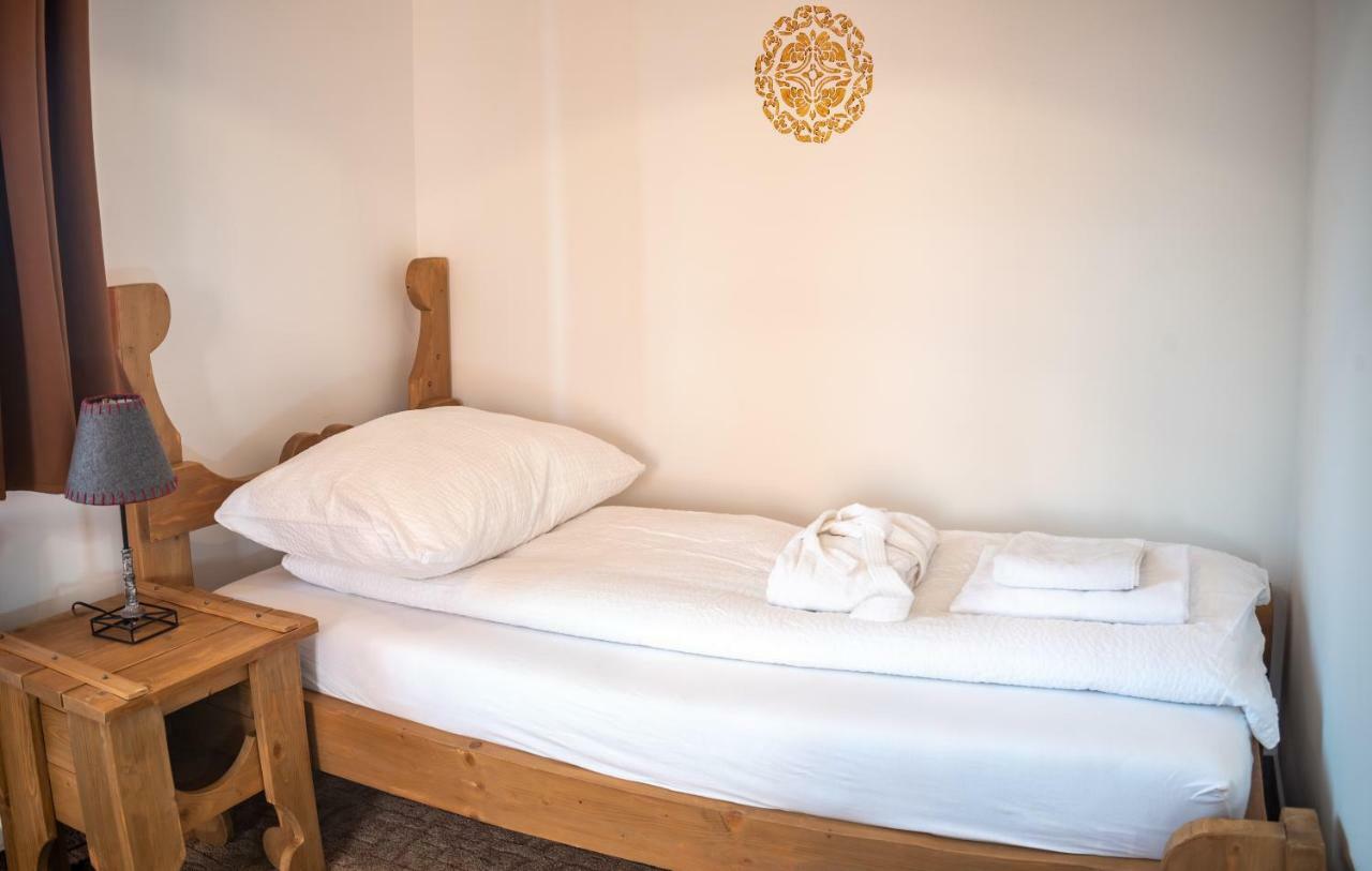 Szabolcs Vezér Panzió Bed and Breakfast Esterno foto